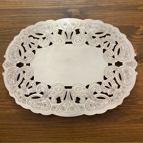 Wallace Silversmiths Other - Vintage Wallace 7311 silver plate trivet riser home decor